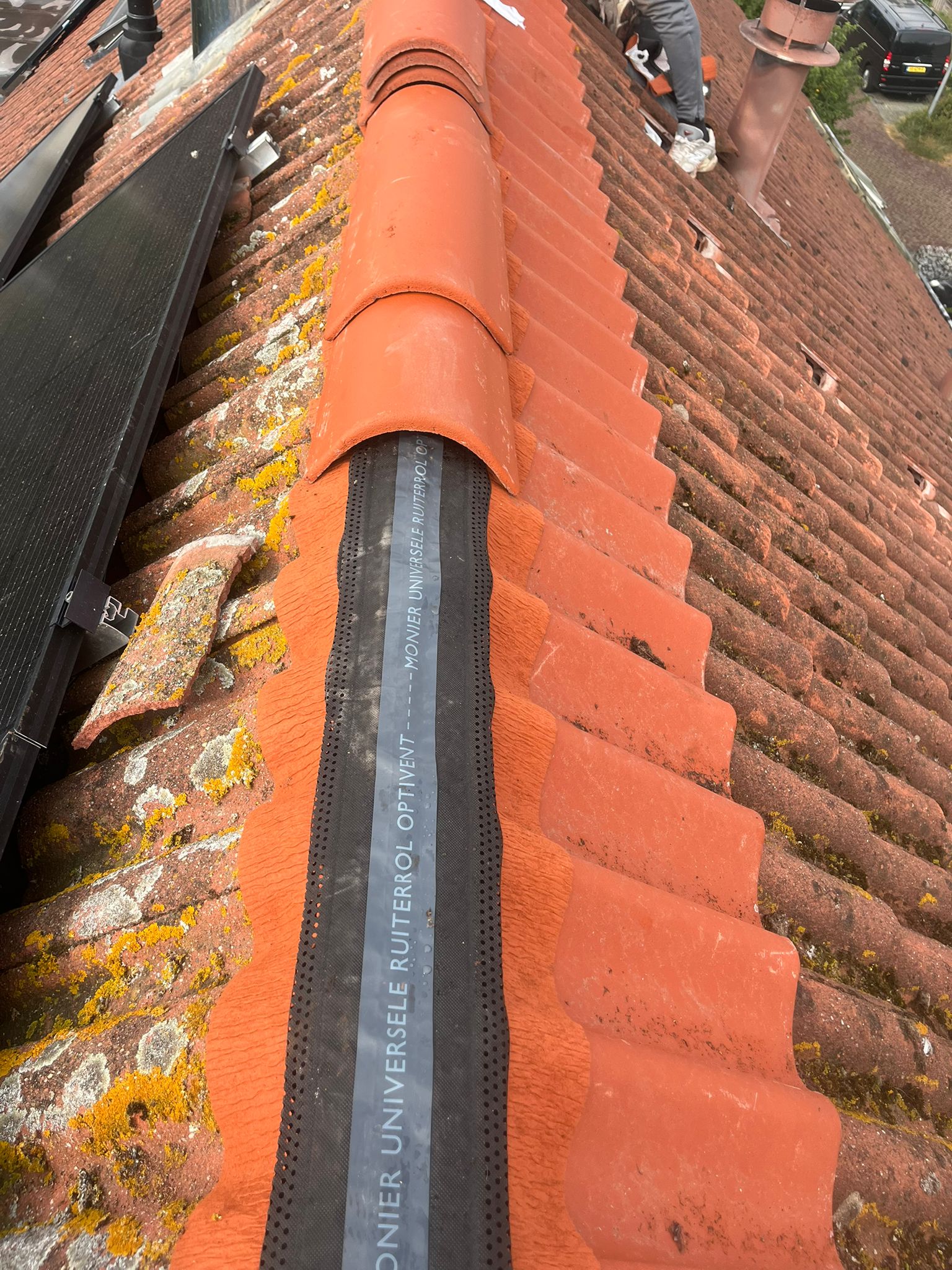 Dakpannen installatie met universele ruiterrol op dak